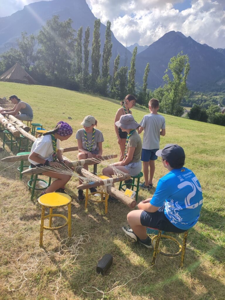 La Tropa Gilwell montando el mástil del Campamento