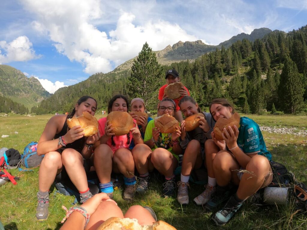 Pioneras del Grupo Scout Impeesa 424 comiendo en una travesía