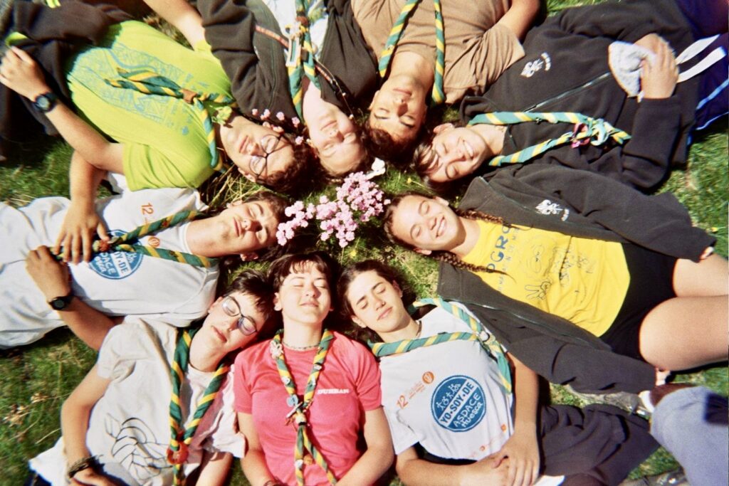 Clan San Jorge descansando juntos en la campa - Eriste 2024