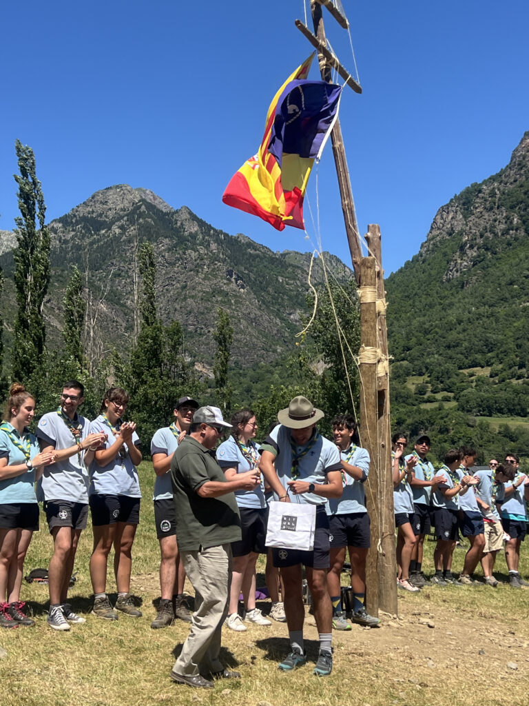 Párroco de la Parroquia de Santa Mónica recibiendo la pañoleta del Grupo Scout Impeesa 424